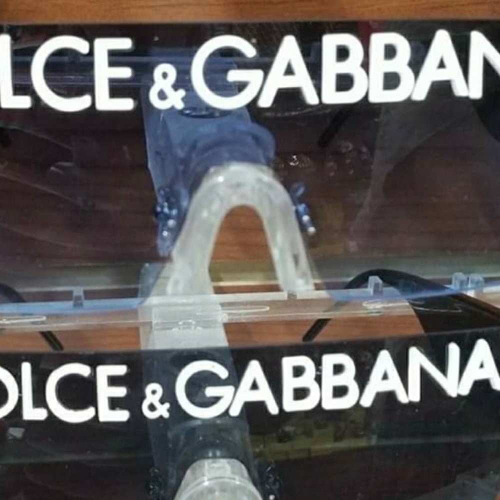 Very large sun glasses